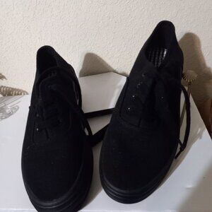 US-Sports Black tennis shoes.